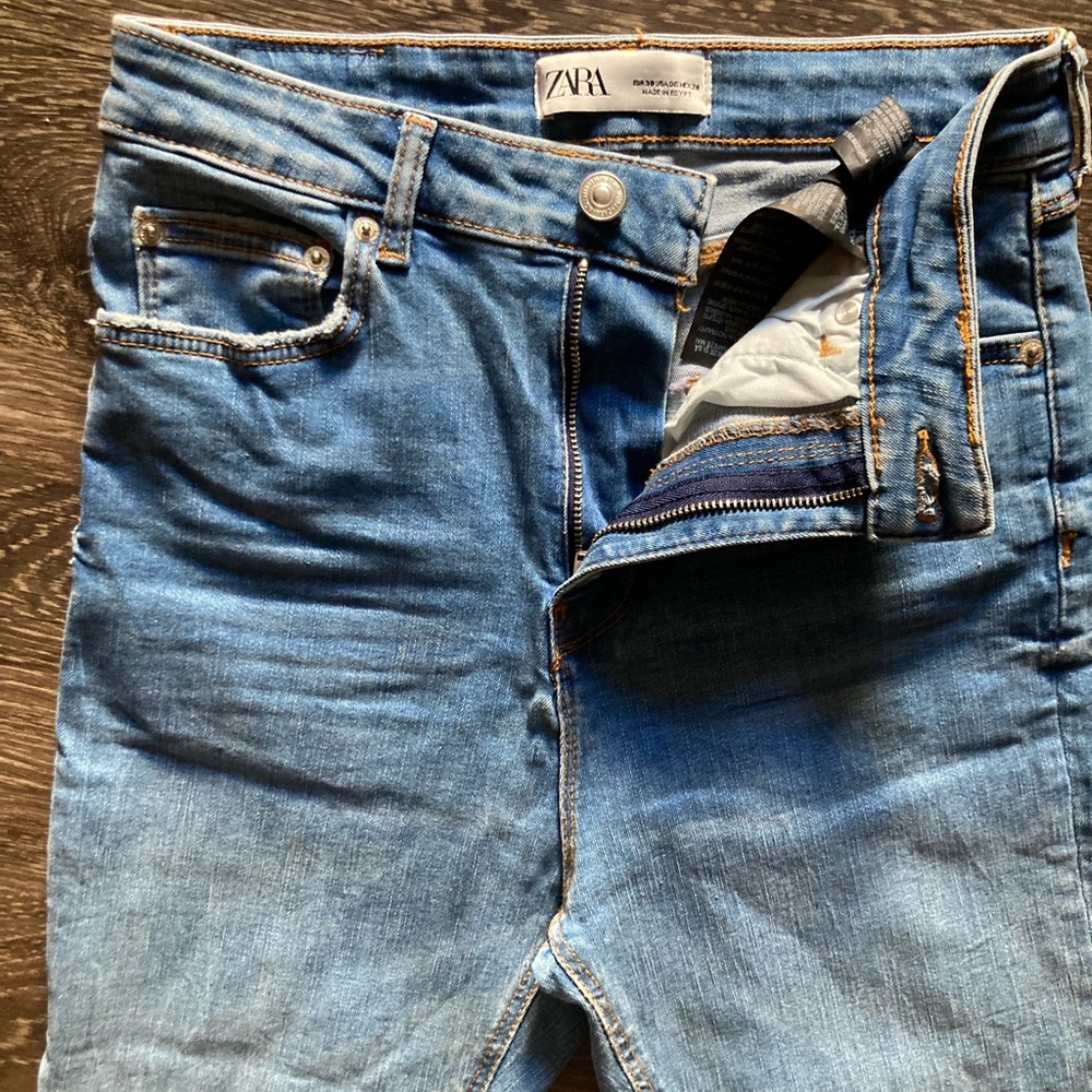 Zara Womans skinny blue jeans.